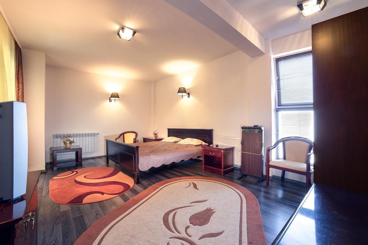 Hotel Casa Octavian Sucevita Esterno foto